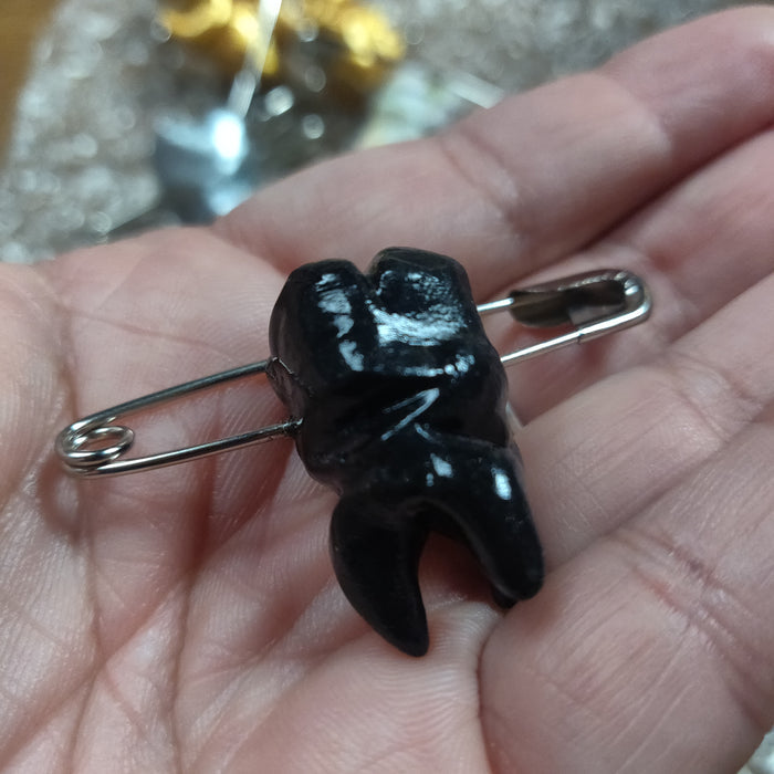 Black tooth safety pin